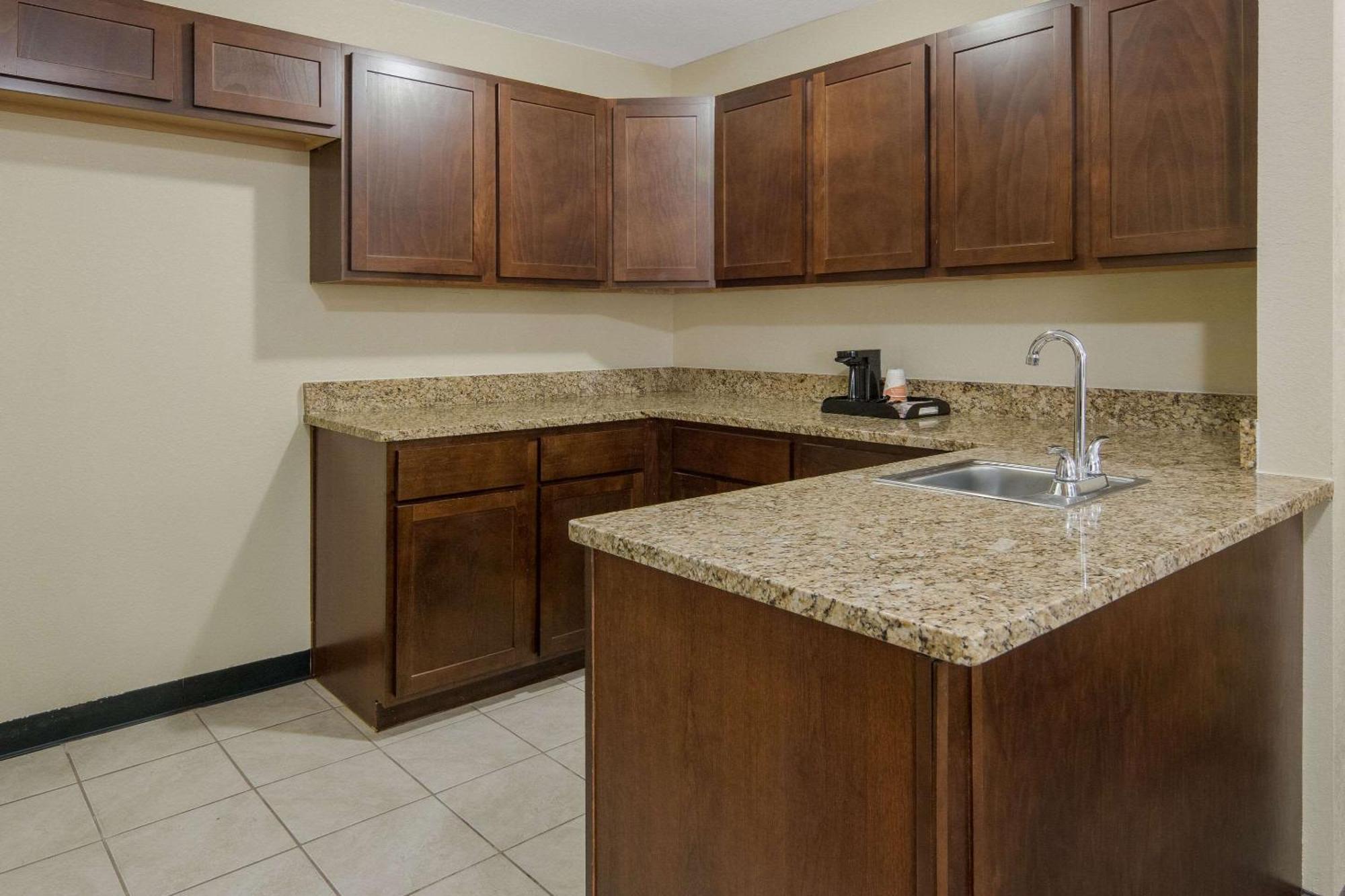 Quality Inn & Suites Roanoke - Fort Worth North Kültér fotó