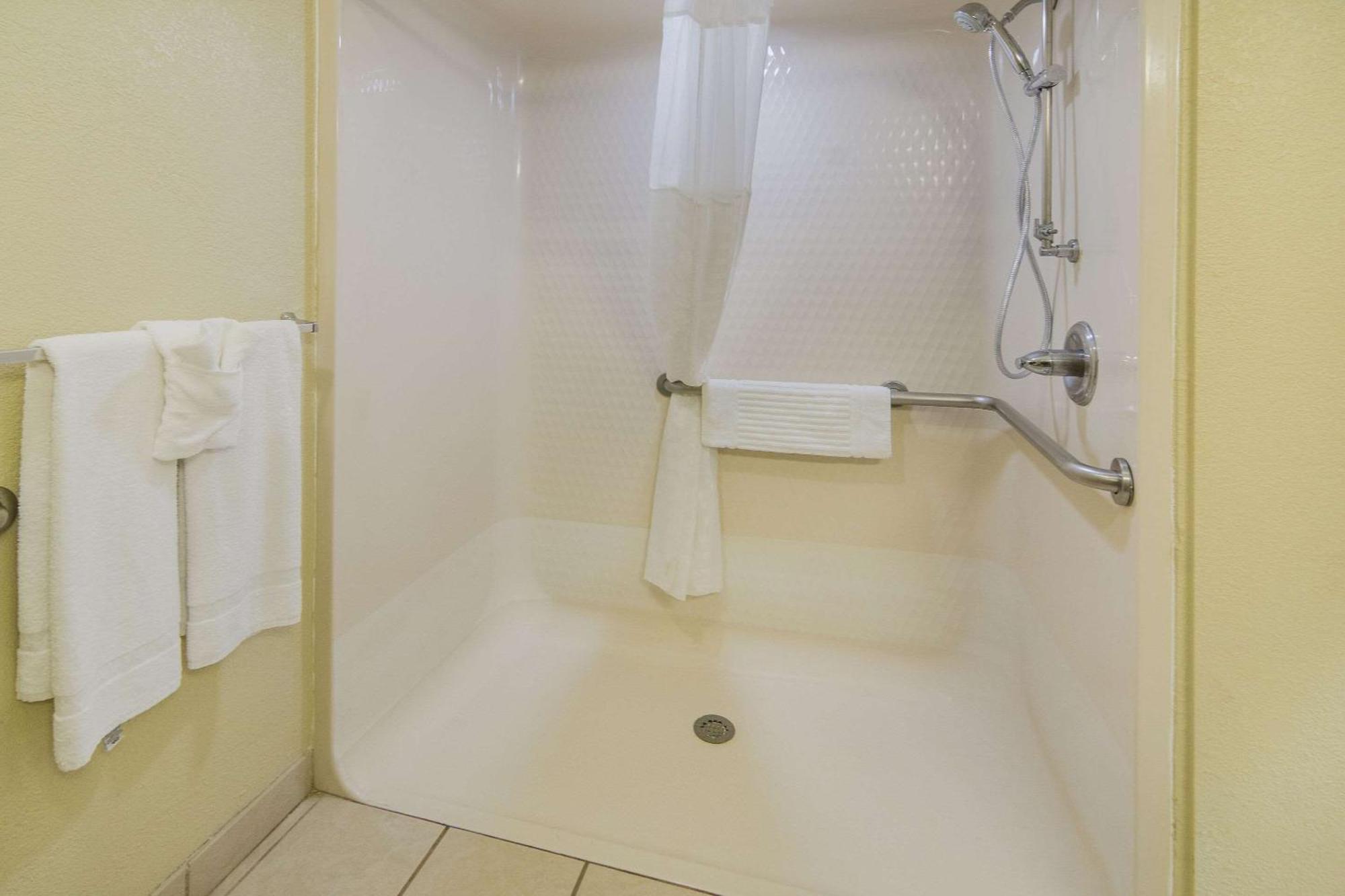 Quality Inn & Suites Roanoke - Fort Worth North Kültér fotó