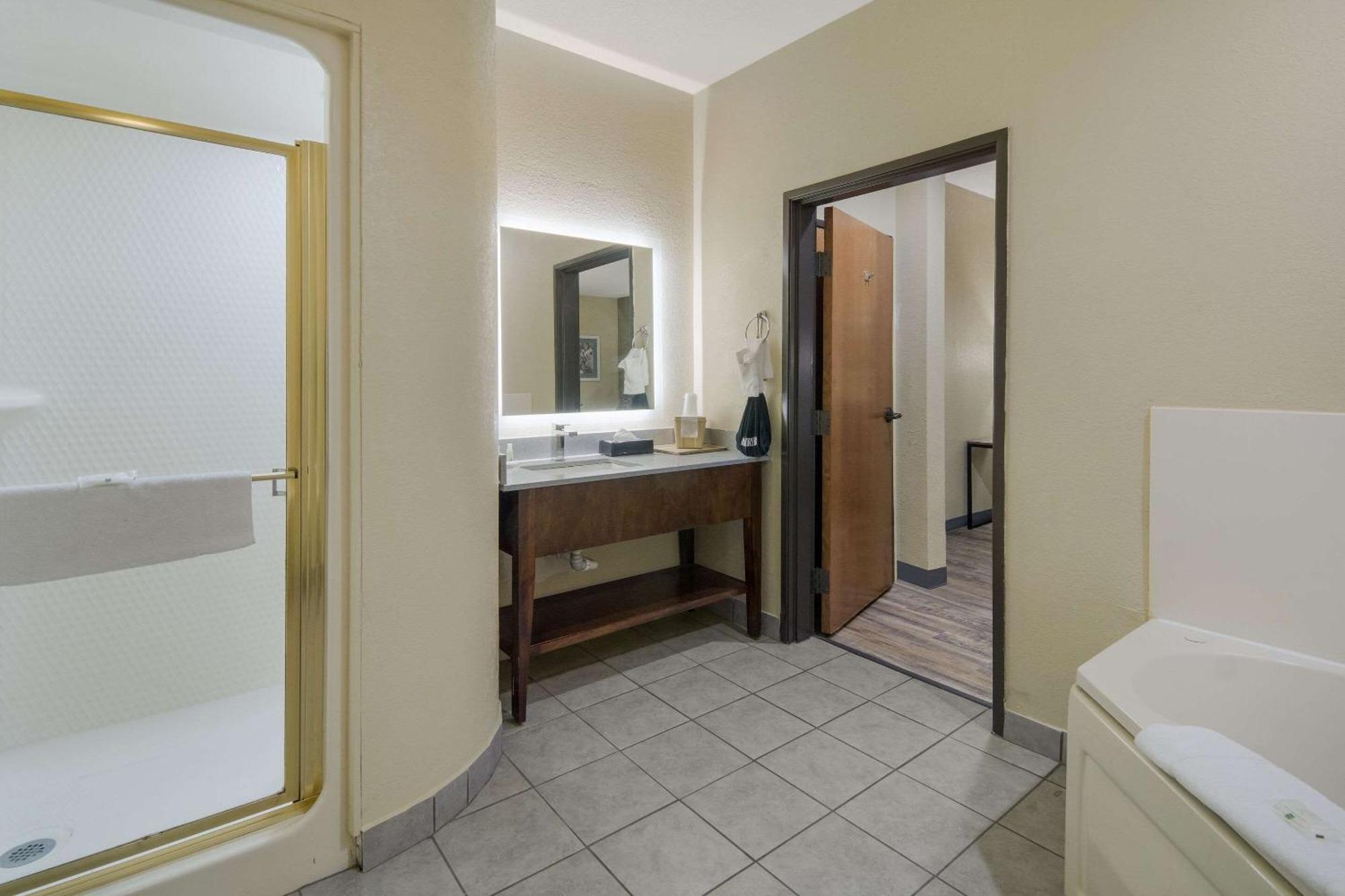 Quality Inn & Suites Roanoke - Fort Worth North Kültér fotó