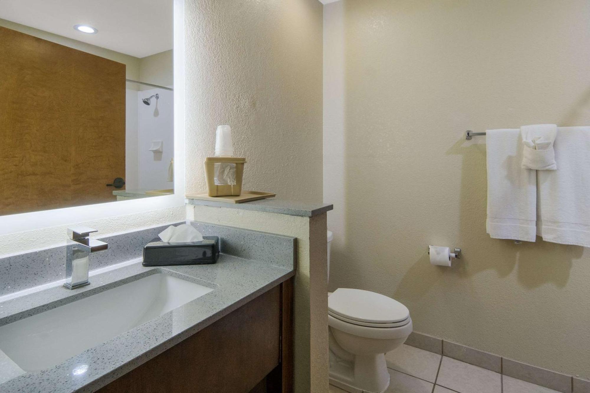 Quality Inn & Suites Roanoke - Fort Worth North Kültér fotó