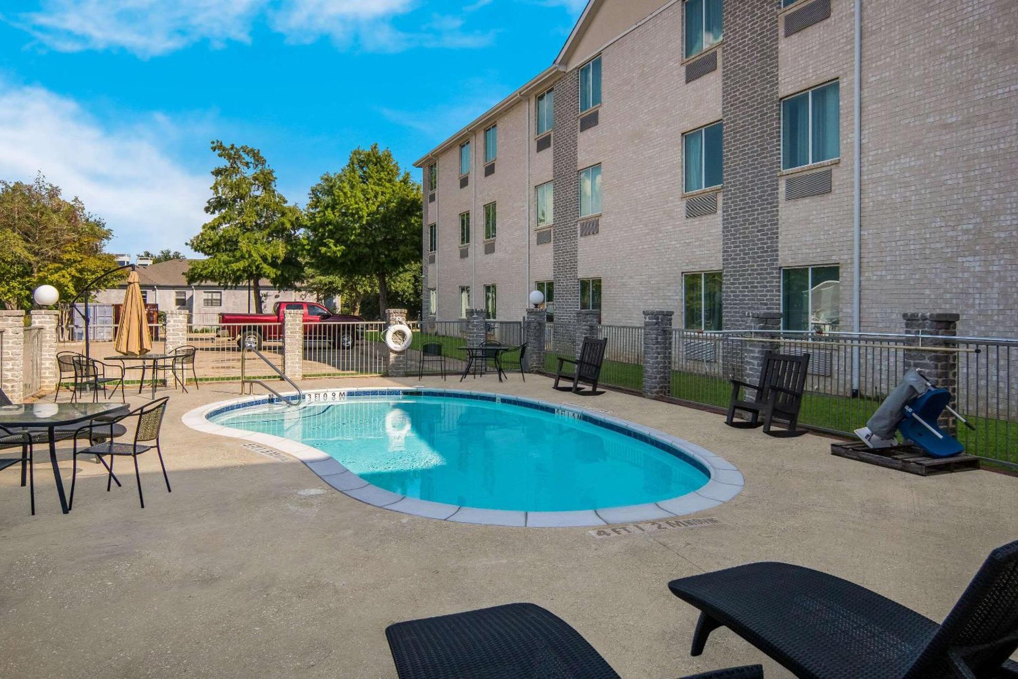 Quality Inn & Suites Roanoke - Fort Worth North Kültér fotó